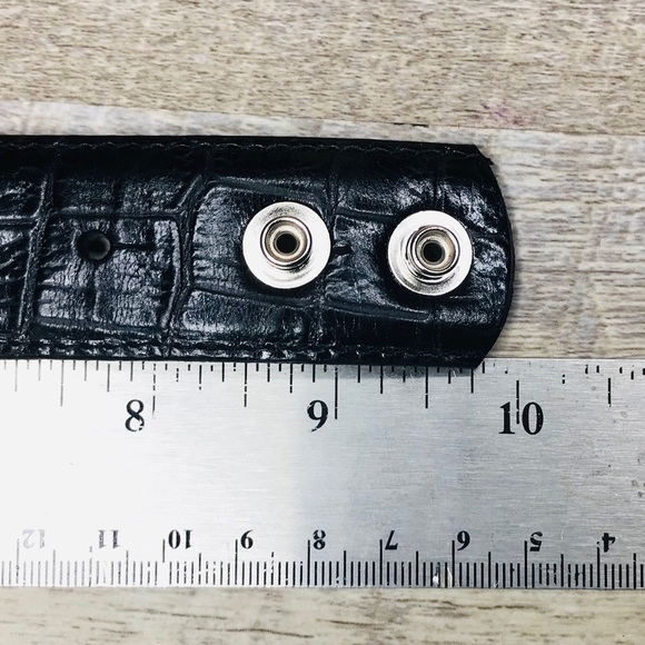 Sold-Celtic knot upcycle leather cuff - Picture 3 of 5